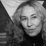 Adriana Toman in una immagine di repertorio dove appare regista di una rappresentazione con Marco Silani